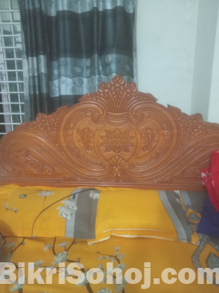 ছয় ফুট বাই সাত ফিট একটি মেহগনি কাঠের খাট এবং দুইটা তোষক